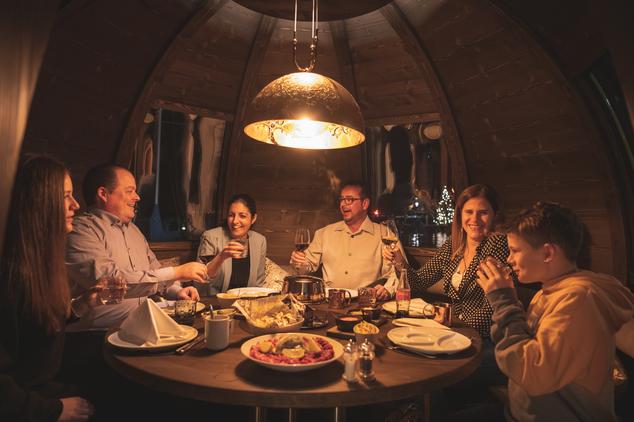 Gemütliches Beisammensein in den Gastro-Kugln